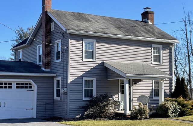 Rural cozy and quaint farmhouse with secluded patio and 15 minute drive to town.