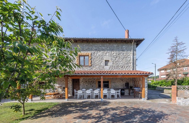 Rural House 'Trasmiera' with Private Terrace, Private Garden and Wi-Fi