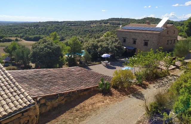 Rural house with swimming pool for groups of up to 15 people