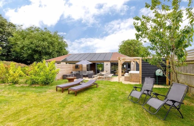 Rural Lodge Retreat with Hot Tub