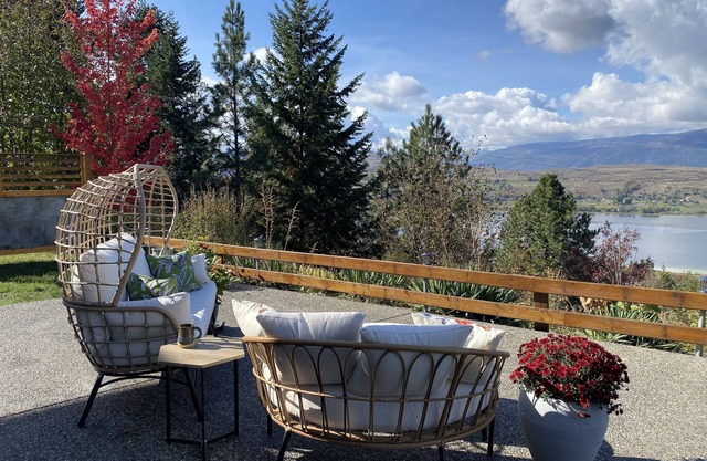 Rural retreat overlooking Swan Lake w/artist studio on site
