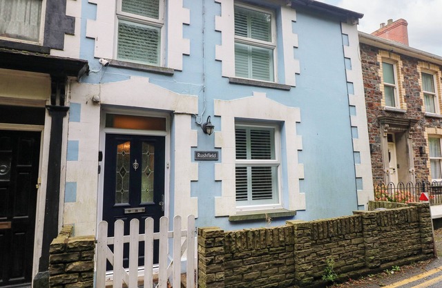 RUSHFIELD, pet friendly, with open fire in St Dogmaels