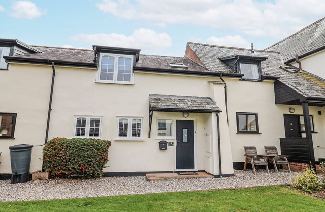 RUSHMOOR COTTAGE, pet friendly, with a garden in Colaton Raleigh