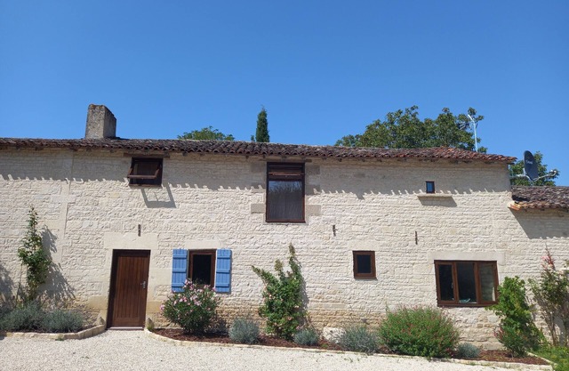 Rustic 3 bed gite sleeps 6 near Chef Boutonne