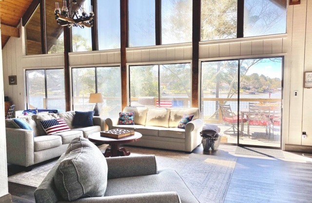 Rustic 3 bedroom, 3 bathroom cottage on Logan Martin Lake