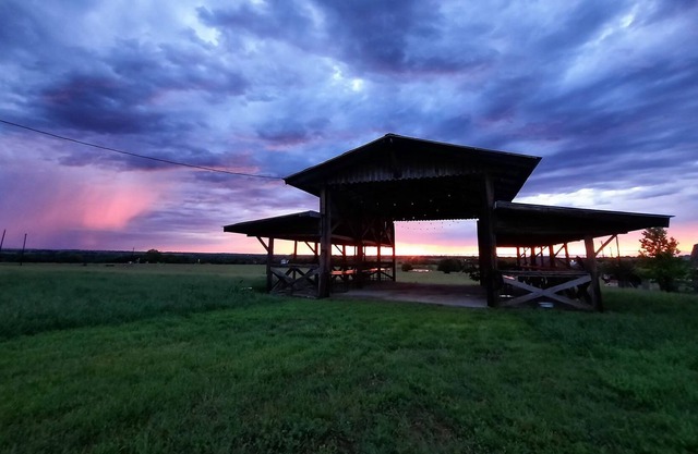 Rustic Bunkhouse on 6 acres - 30 minutes from Fort Worth!