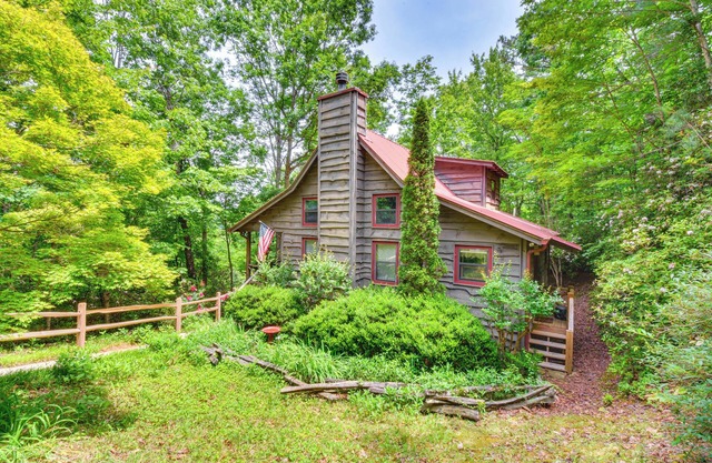 Rustic Cabin w/Porches: 8 Mi to Tallulah Gorge!