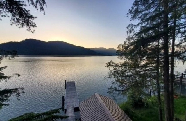 Rustic cabin with stunning sunset views of Priest Lake