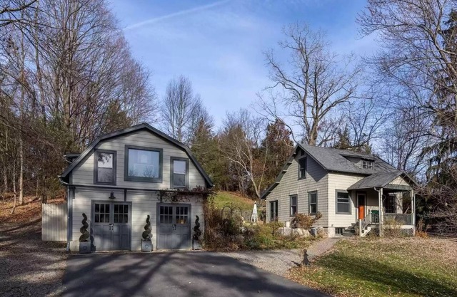 Rustic Catskill cottage, 10 min to Hudson, 30 minutes to popular ski area skiing
