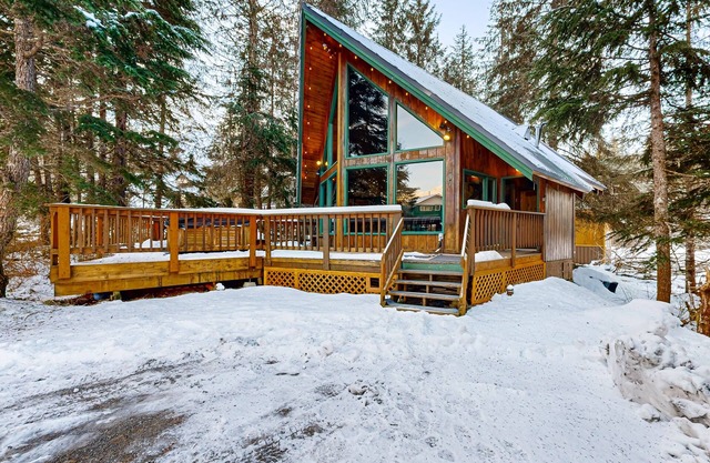 Rustic chalet w/private hot tub & sauna, views, near the slopes
