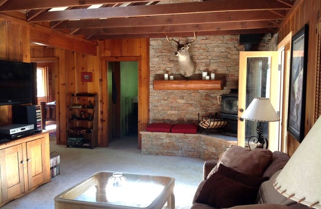 Rustic Classic Tahoe Cabin, private & peaceful near Sunnyside Beach & Marina