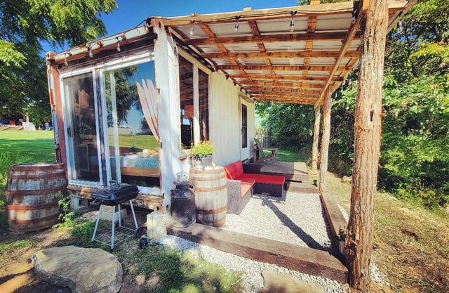 Rustic Container Cabin on Beautiful Farm - Near Ark & Bourbon Trail