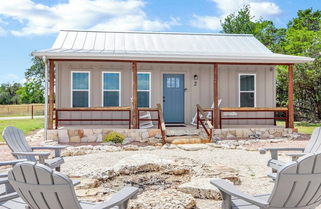 Rustic Cottage w/Firepit, Pickleball & Porch