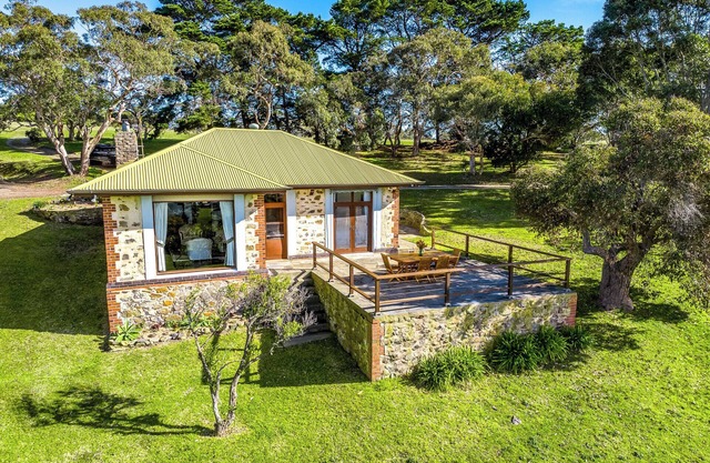 Rustic Cottage with amazing views !, Rustic cottage with amazing views over the bay