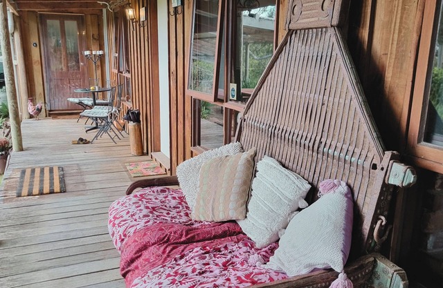 Rustic Country Lane Farmhouse in Lysterfield. Family & pet friendly!