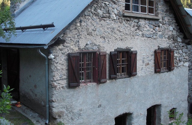 Rustic family home in the Parc des Écrins in the village of Valsenestre