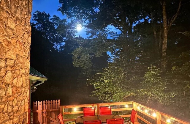 Rustic Gerbera - 4,200 ft altitudenRent 4 nights or more & get 5th night free!1