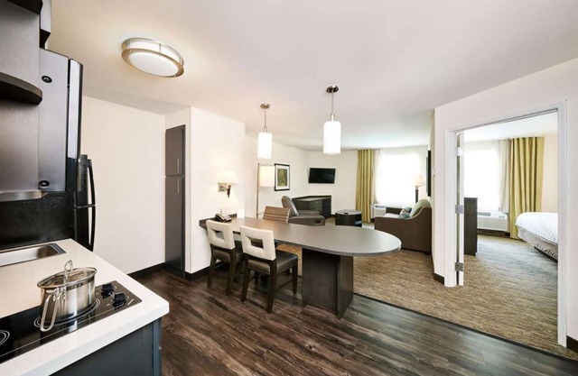 Rustic Getaway in Jacksonville! 2 Spacious Units, Full Kitchen, Pets Allowed!