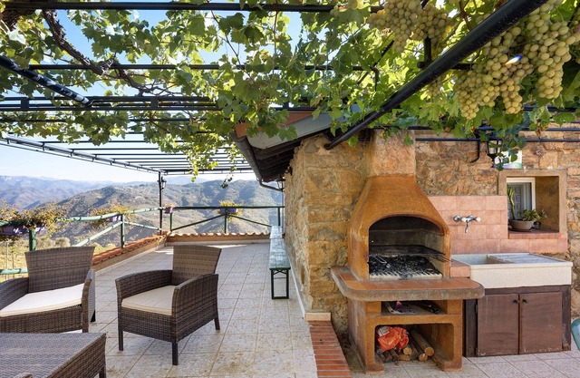 Rustic home 'Casetta Marì' with a sea view and garden; pets allowed