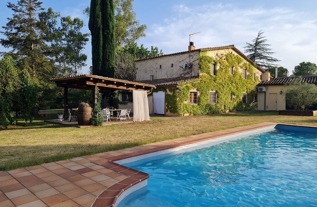 Rustic house surrounded by forests and crops, ideal for relaxing vacations.
