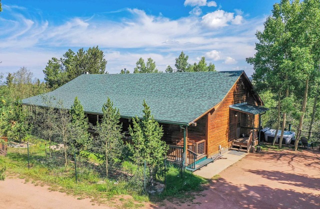 Rustic Outlaw! Mountain Escape w/Scenic Views