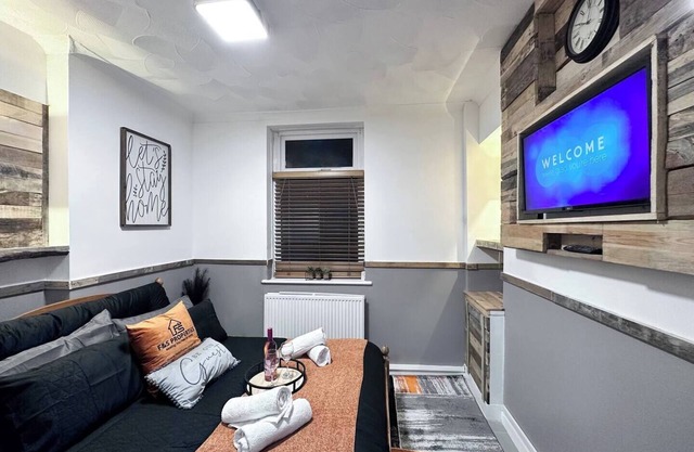 Rustic Rhondda Retreat w/Hot Tub & Sauna - Ystrad