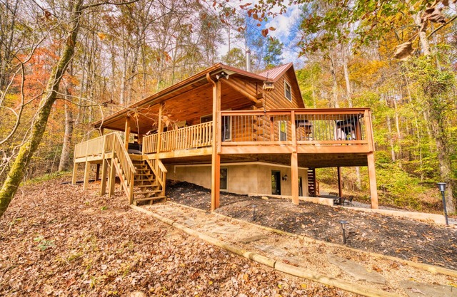 Rustic Ridge- A cozy 2-bedroom+loft cabin outside Elijay w/hottub, firepit.