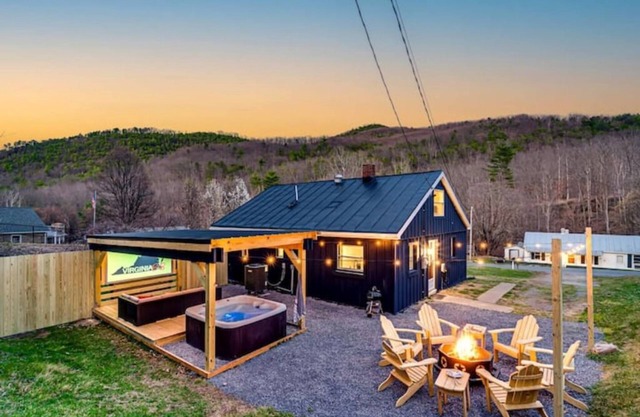 Rustic Ridge Hot Tub Outdoor theater EVChrg Arcade