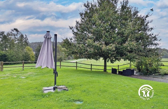 Rustic Riverside Retreat: 2-Bed Cottage with Garden, Pets Welcome