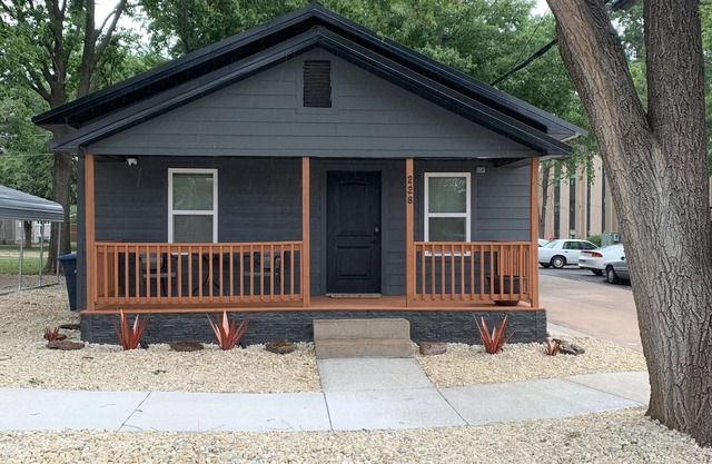 Rustic Roost - Cozy Cottage near downtown El Dorado, KS