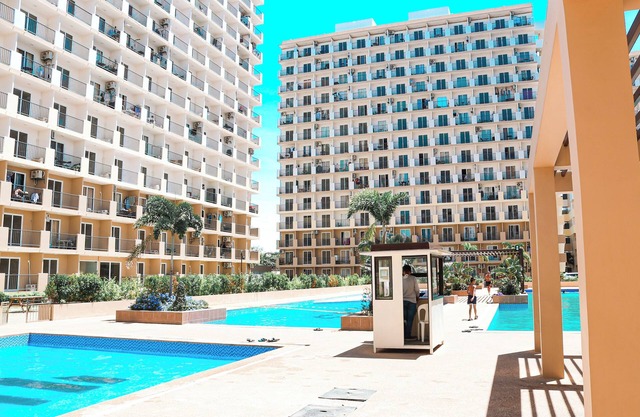 Rustic Studio w/Balcony, Large Pool, and 7/11 Store near Mactan Airport