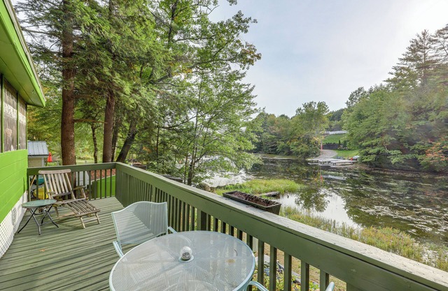 Rustic Waterfront Cottage w/Fire Pit & Kayaks