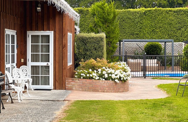 #rustlingoaks nz Boho Pool House - king bed, 10 mins to Hamilton Airport