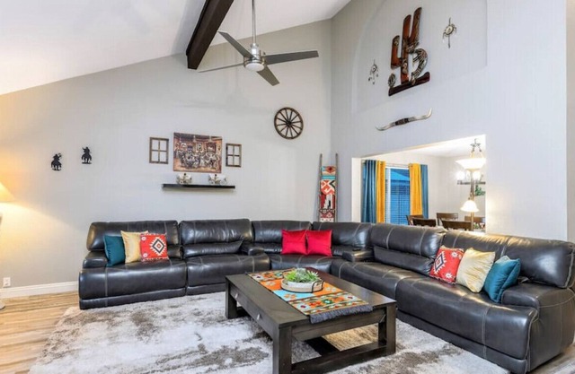 Rusty Spur by BlueBarrel Homes 4/2.5, Slp 10