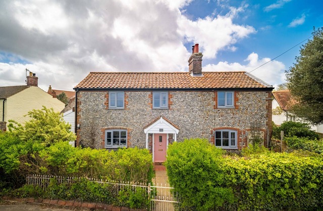 Ruthie Cottage - brick and flint cottage within walking distance to the beach