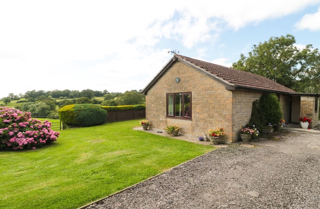 RYECROSS FARM COTTAGE, family friendly, with a garden in Shaftesbury