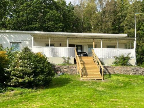 Rymliga Resteröd 241 Bohuslän, nära hav och skog.