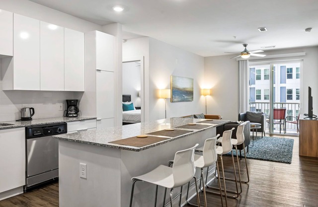 (S2BB) Bright 2-BR Midtown Apartment with Pool and Gym