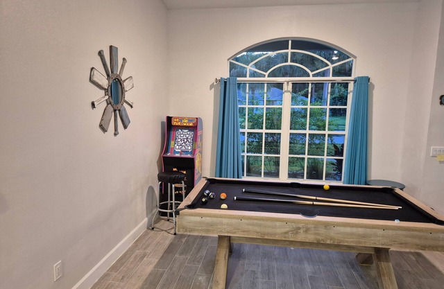 Sadie's Daytona private pool home with 5 king beds , pool table and arcade games