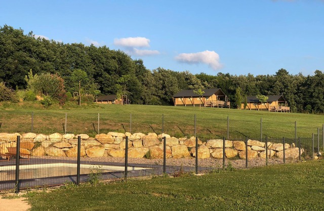 SafariTent Picvert: lodge toile & bois au plus proche de la nature site familial