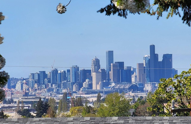Safe neighborhood. Minutes to freeways, Downtown, and Airport.