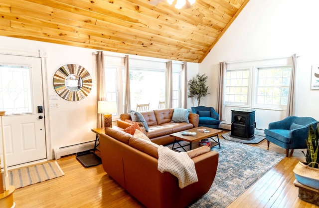 @ SageHollowHouse. Tasteful, family-friendly home in a lake community.