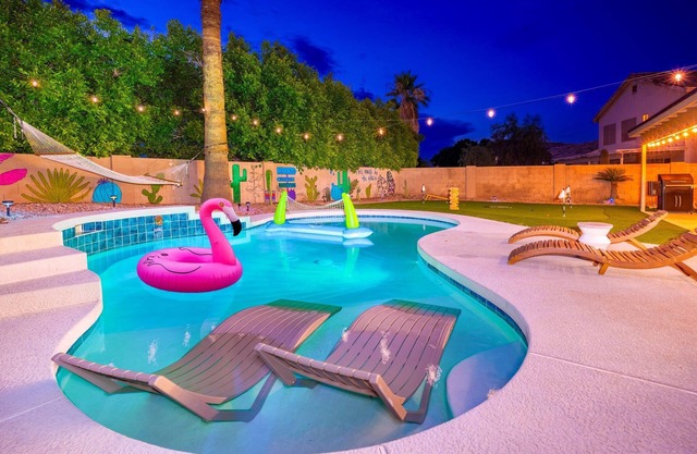 Saguaro Spa Retreat: Heated Pool, Spa, Golf, Pool Table, Massage Chair,Sleeps 14