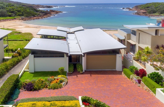 Sails on the Beachfront is the ultimate contemporary, luxurious.
