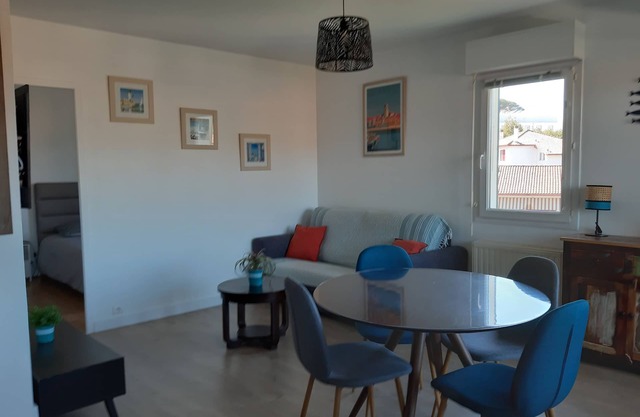 Saint Jean de Luz, T2 in residential area, walking distance to beach and town center,