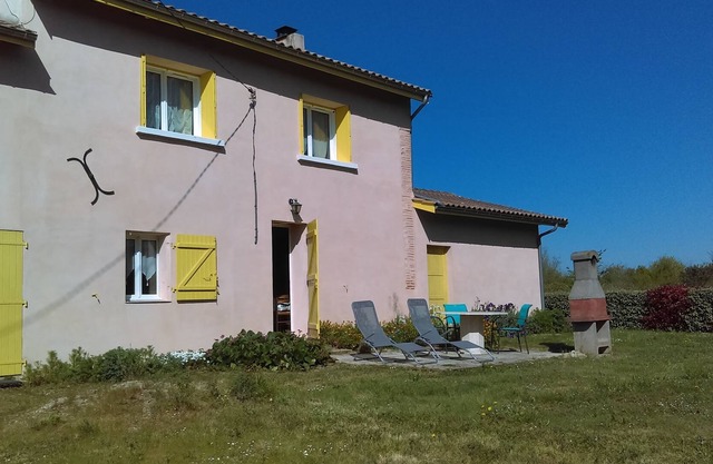 Saint Pierre De Buzet: New single-storey gîte overlooking the vineyard