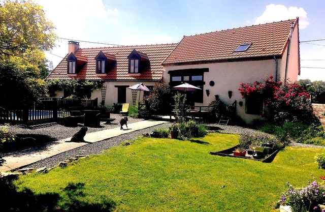 Saint-Saturnin 3-Bed Home, Sleeps 10, Pool, Garden