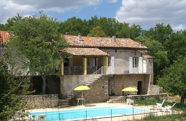 Salavas Vallon Pont D Arc: Wild, quiet nature and tranquility, swimming pool, chimney.