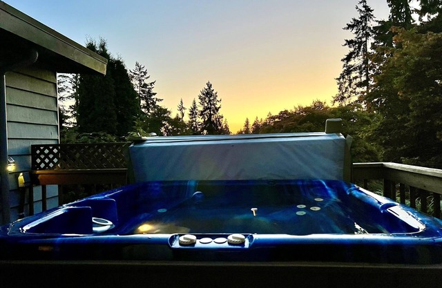 SALE: Spacious family home wdeck, hot tub, fire pit; 5min to Ferry & Beach