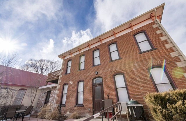 Salida Chic-2 BDR, 1.5 BTH-downtown Salida, large private deck w beautiful views